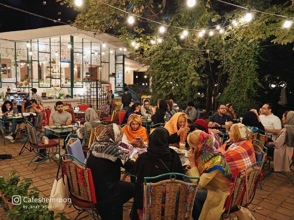 کافه حیاط دار در تهران